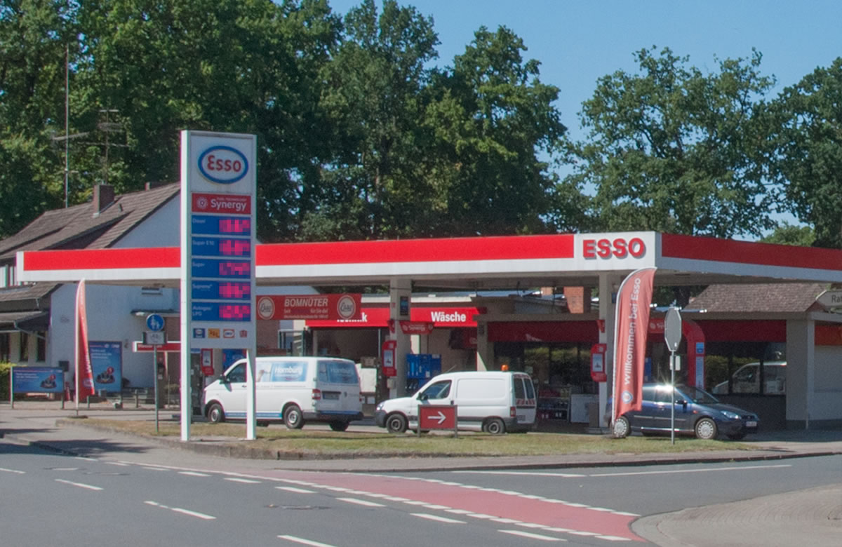 Autohaus Bomnüter, Esso Tankstelle